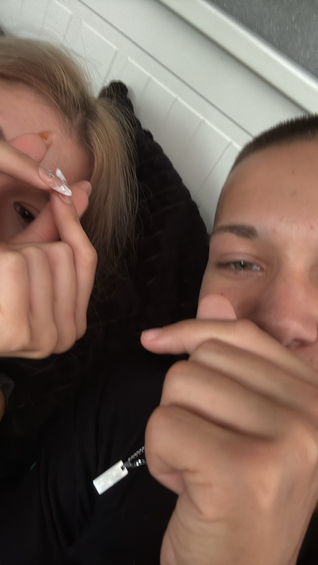Mężczyzna siedzący sam na ławce w parku jesienią, patrząc w dal z melancholią, opadłe liście wokół, symbolizacja samotności